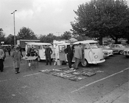 850481 Afbeelding van een uitstalling van gereedschap bij een Volkswagenbusje op het parkeerterrein bij de Veemarkt ...